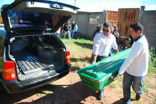 Funerária recolhe corpo de Robson, morto por funcionário de depósito de materiais de construção. (Foto: Rodrigo Pazinato)