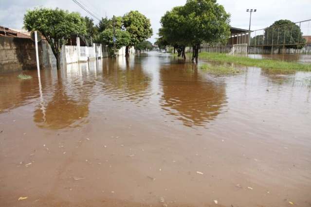 No Santo Ant&ocirc;nio, &aacute;gua encobre carros e moradores ficam ilhados