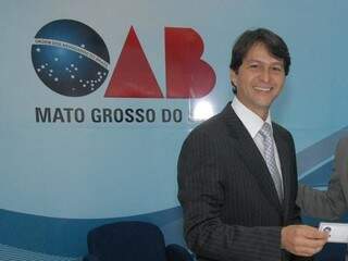 Bruno posa para foto ao receber a carteira da OAB-MS em 2013 (Foto: Facebook/Reprodução)