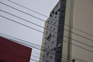 Prédio de 18 andares, de onde homem caiu e parou em loja. (Foto: Simão Nogueira)