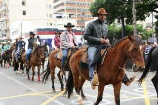 Desfile conta com cavalgada e chama a atenção do público (Foto: Marcos Ermínio)