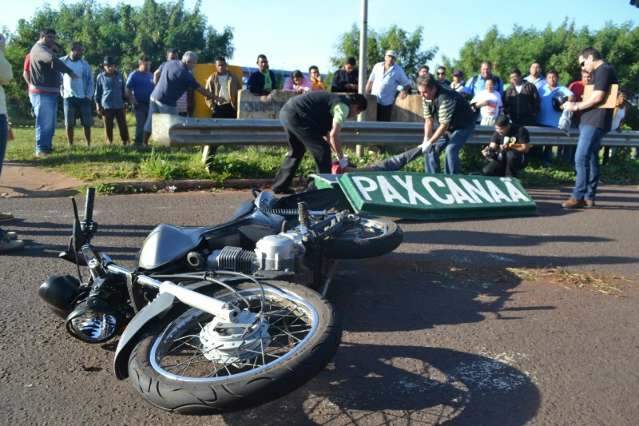 Homem morre ao perder controle de moto e colidir contra manilha 