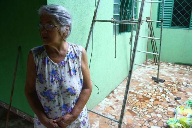 Com for&ccedil;a do vento, telhas de casas &quot;voam&quot; no bairro Coophatrabalho