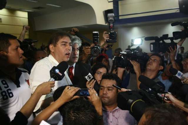 Ap&oacute;s ser rejeitado por 27 vereadores, prefeito canta &quot;o povo unido&quot;