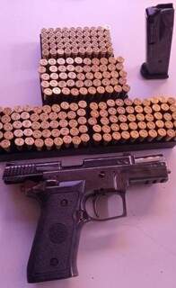 Dupla &eacute; presa com 372 quilos de maconha, pistola e 200 muni&ccedil;&otilde;es na MS-386