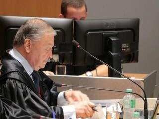 Desembargador Divoncir Schreiner Maran, relator do processo, durante julgamento (Foto: TJMS/Divulgação)
