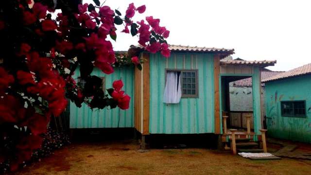 Em bairro chique, casinha de madeira abriga toda felicidade do dono em 25m&sup2;