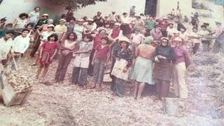 Fotografia tirada há mais de 30 anos mostra os funcionários do antigo armazém de alho de Olímpio José Rodrigues (Foto: Arquivo pessoal)
