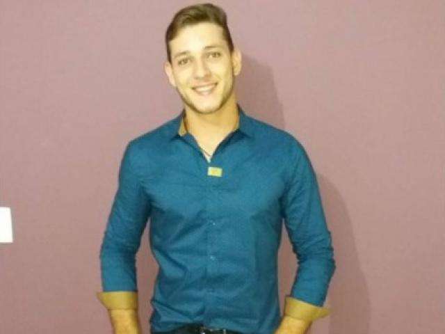 Cantor sertanejo morre ao bater moto de frente com carreta na BR-163