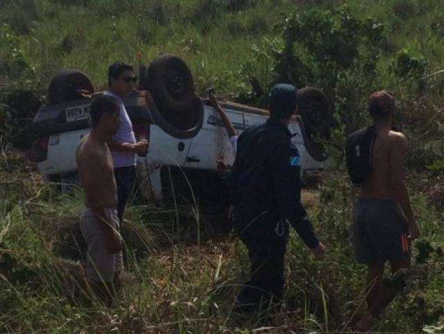 Casal morre ap&oacute;s carro capotar ao cair em ribanceira na rodovia MS-382