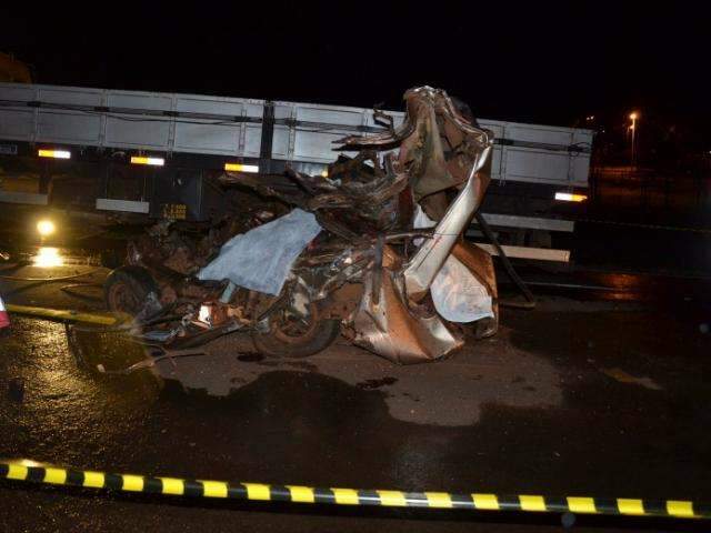 Acidente entre tr&ecirc;s caminh&otilde;es e carro deixa um morto na BR-262