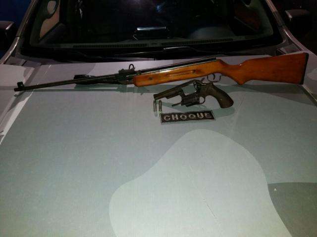 M&atilde;e de amigo entrega e pintor &eacute; preso por esconder arsenal de armas