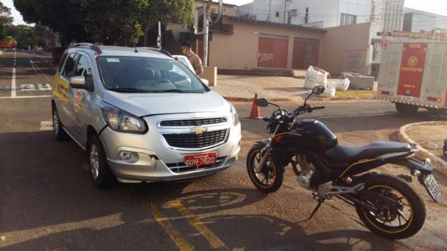 Crian&ccedil;a fica ferida em acidente entre moto e van escolar no Jardim dos Estados