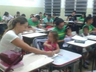Alunos do EJA com filhos em sala de aula na quarta-feira (Foto: Direto das Ruas)