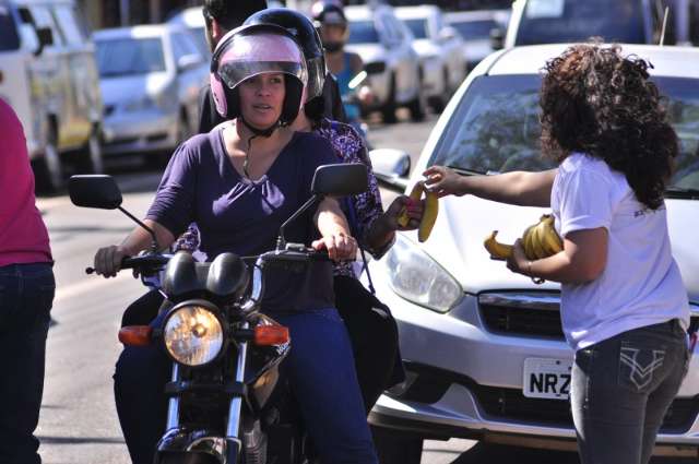 Servidores da UFGD distribuem banana para lembrar 2 meses de greve