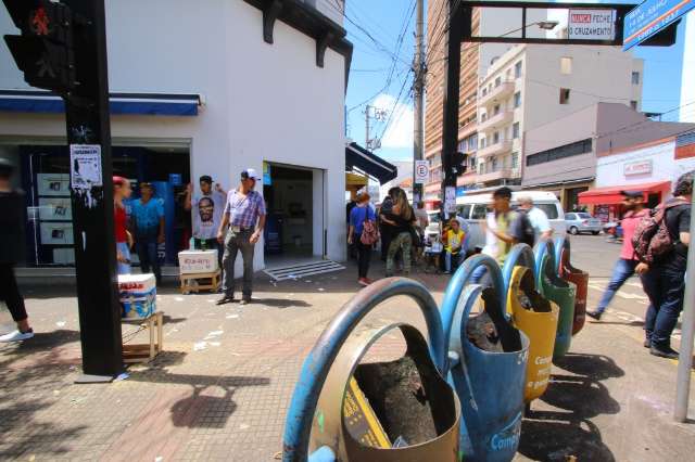 Faltam lixeiras, mas principalmente educa&ccedil;&atilde;o nas ruas da cidade