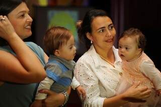 Karina Salles (esq.), com Arthur, 8 meses e Elisângela Olivo com sua Valentina, de 9 meses: o amor derruba as barreiras. (Foto:Marcos Ermínio)