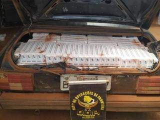 Carga de cigarro contrabandeado do Paraguai estava no porta-malas do veículo conduzido por adolescente. (Foto: Divulgação DOF)
