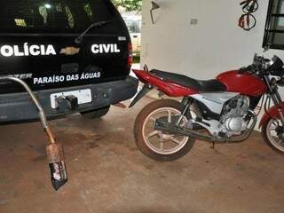 Moto e peças furtadas foram recuperadas. (Foto: Divulgação/ Polícia Civil)