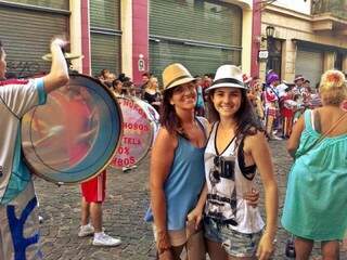 Sônia e a caçula Telminha ouvindo a fanfarra na Feira de San Telmo, em Buenos Aires. (Foto: Arquivo Pessoal)