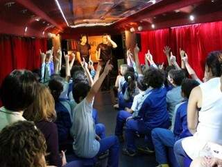 Apresentação é realizada dentro do ônibus-teatro, projeto que circula por todo o Brasil.