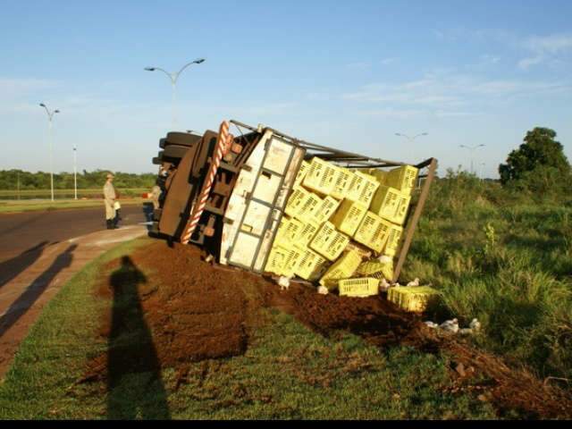  Caminh&atilde;o tomba com sete mil frangos no mini-anel de F&aacute;tima do Sul