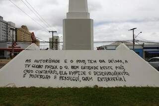 Monumento que homenageia fundadores da Capital amanheceu pichado (Foto: Cleber Gellio)