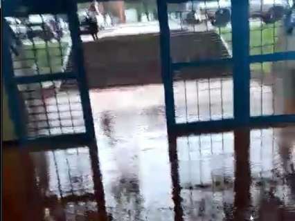 Bloco da UFMS fica alagado depois de chuva forte durante a tarde 