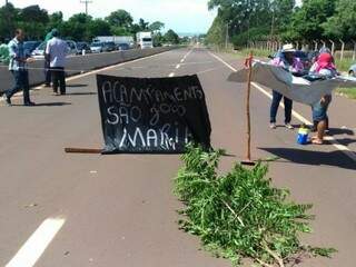 Pequeno grupo de sem-terra bloqueia rodovia estadual em Mato Grosso do Sul (Foto: divulgação)