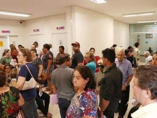 Fila de espera para marcar tomografia lota Hospital Universit&aacute;rio