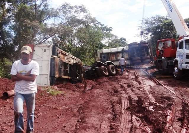 Trem atropela carreta bitrem carregada com 37 toneladas de min&eacute;rio de ferro