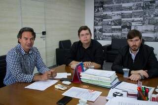 A assinatura do convênio de cooperação entre a Energisa e a Prefeitura aconteceu na tarde desta terça-feira (05) no gabinete do prefeito Marquinhos Trad (PSD). (Foto: Ascom/Energisa) 