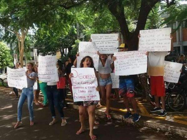 Familiares de detentos da PED fazem protesto em frente ao F&oacute;rum