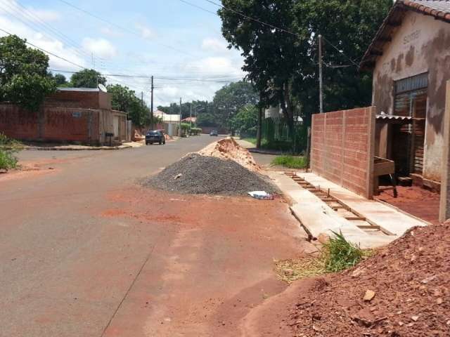 Areia e pedra usados em constru&ccedil;&atilde;o atrapalham tr&acirc;nsito no Bairro Anahy