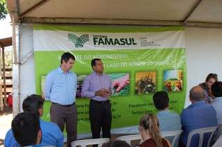 Presidente da Famasul (esquerda) e chefe da Embrapa (direita) durante lançamento da campanha (Foto: Alessandro Martins)