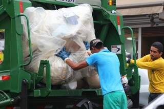 Empresa cedeu caminhão e funcionários para recolher lixo no Centro (Foto: Marcos Ermínio)