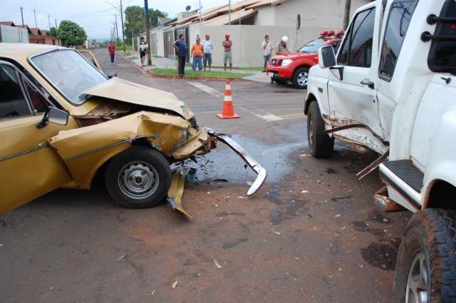 Colis&atilde;o entre dois ve&iacute;culos deixa jovem de 22 anos ferida no bairro Vida Nova