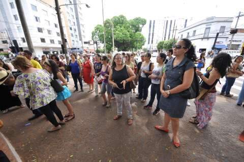 Professores promovem show de protesto para pressionar prefeito a ceder reajuste