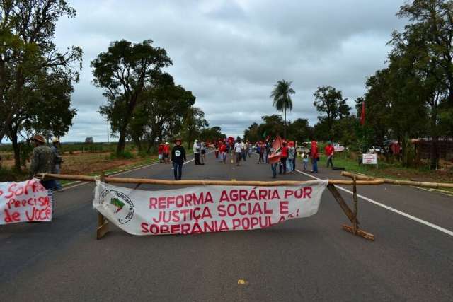 Protesto do MST causa congestionamento apesar de libera&ccedil;&atilde;o a cada 21 minutos