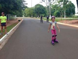 Luana Silva acompanhou a filha Maria Eduarda a patinar. (Foto: Amanda Bogo)