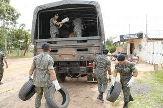 Exército volta a recolher pneus a partir de hoje (19), em Campo Grande. (Foto: Gerson Walber / Arquivo)