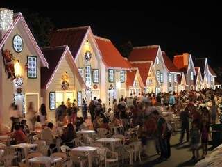 Quiosques iluminados e Cidade do Natal cheia em dia de festa. (Foto: Alcides Neto/Arquivo)