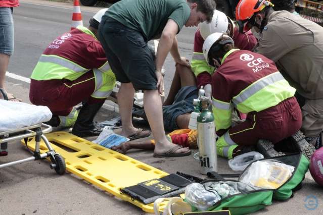 Motociclista e adolescente ficam em estado grave ap&oacute;s batida com caminh&atilde;o
