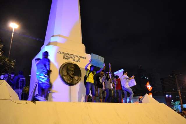 Fogos, m&uacute;sica e gritos na manifesta&ccedil;&atilde;o, que j&aacute; est&aacute; no Pa&ccedil;o Municipal