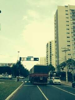 Carreta &eacute; flagrada na Avenida Afonso Pena em hor&aacute;rio proibido