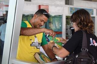 Os voluntários entregaram abanos e preservativos para os passageiros (Foto: Marcos Ermínio)