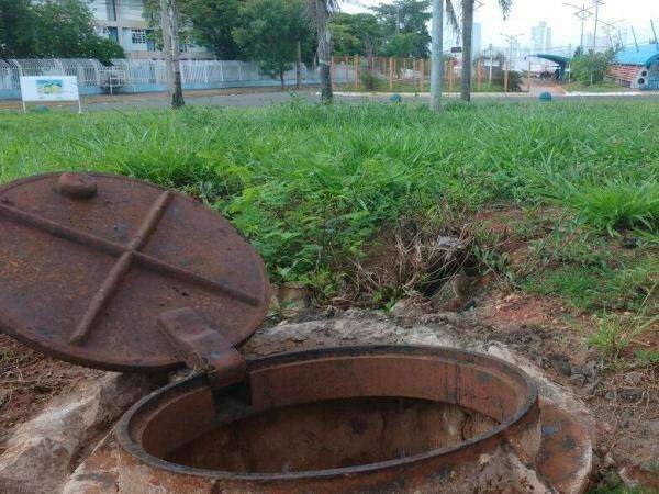 Al&eacute;m da buraqueira nas ruas, espa&ccedil;os p&uacute;blicos est&atilde;o sem manuten&ccedil;&atilde;o