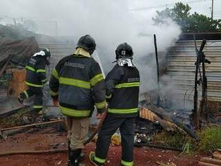 Bombeiros apagam incêndio que destruiu barraco em favela de Dourados (Foto: Adilson Domingos)