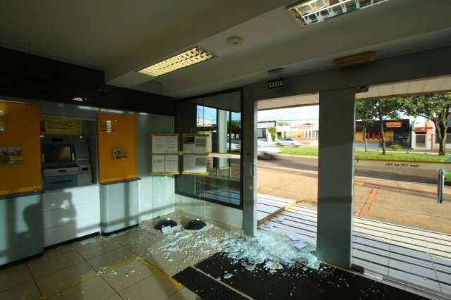 Cliente descuidado quebrou porta de ag&ecirc;ncia banc&aacute;ria, diz gerente