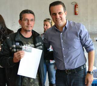 Presidente da Cassems, Ricardo Ayache, entrega cartões para usuários de Itaquiraí. (Foto: Divulgação)
